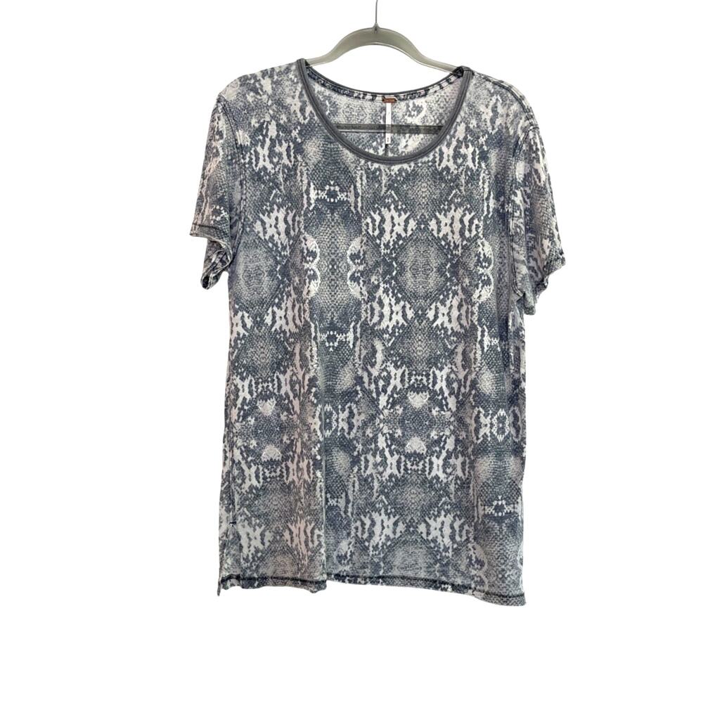 Free People Gray Snake Print Short Sleeve Tee Shirt Size Medium Soft Boho Animal